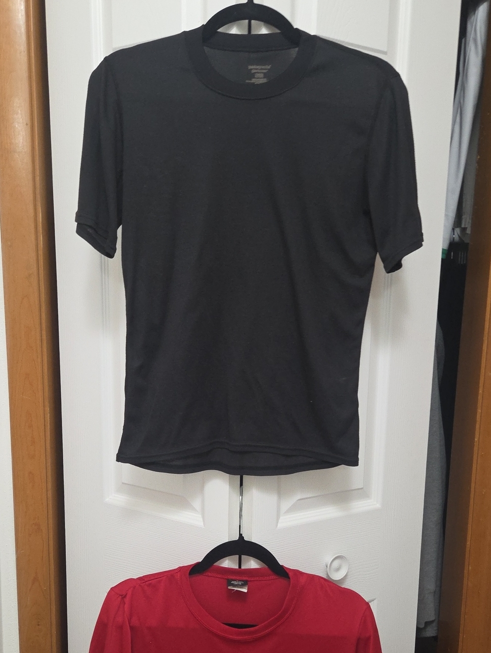 Patagonia Men’s Small Capilene Trail T-Shirt Black + Bonus Flawed Red Tee S